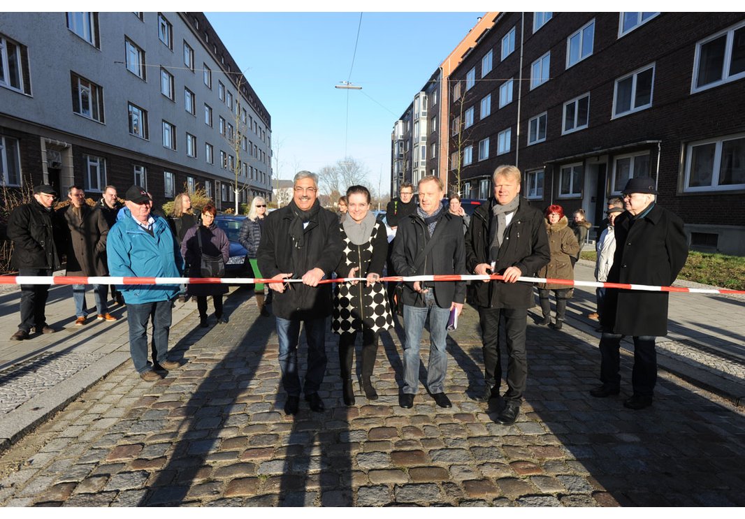 Oberbürgermeister, Baustadträtin, Geschäftsführer und Anwohner feierten eine wichtige Etappe bei der Rekonstruktion des historisch bedeutenden „Scharnhorst-Quartiers“